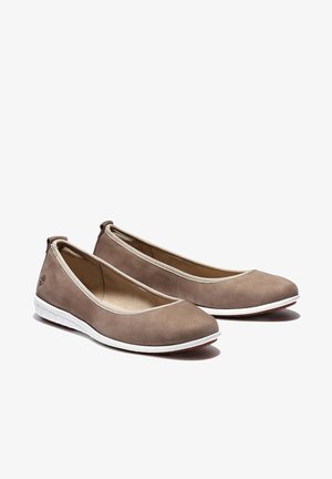 Paire de ballerines pour femmes de couleur taupe avec semelles blanches et semelle extérieure texturée, ornées d'un petit logo sur la zone du talon.