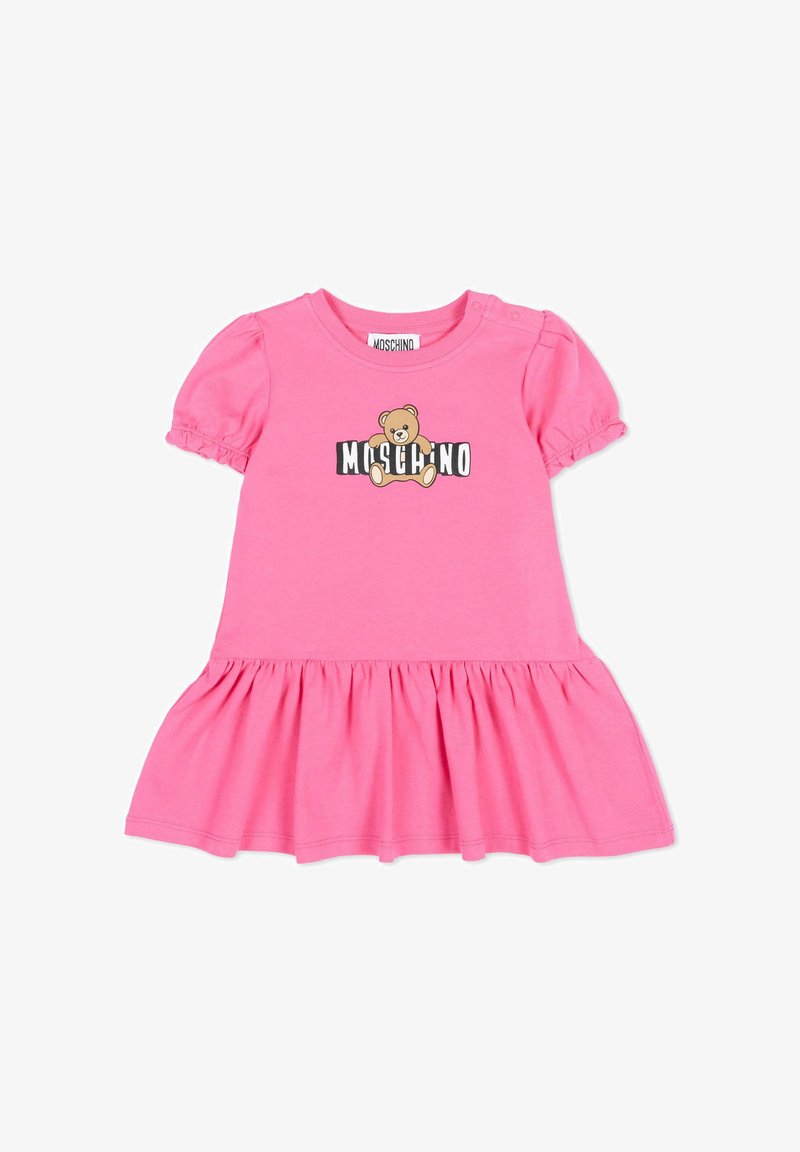 Roze babyjurk met korte mouwen en gerimpelde zoom, met een teddybeer die het zwart-witte "MOSCHINO"-logo op de borst vasthoudt.