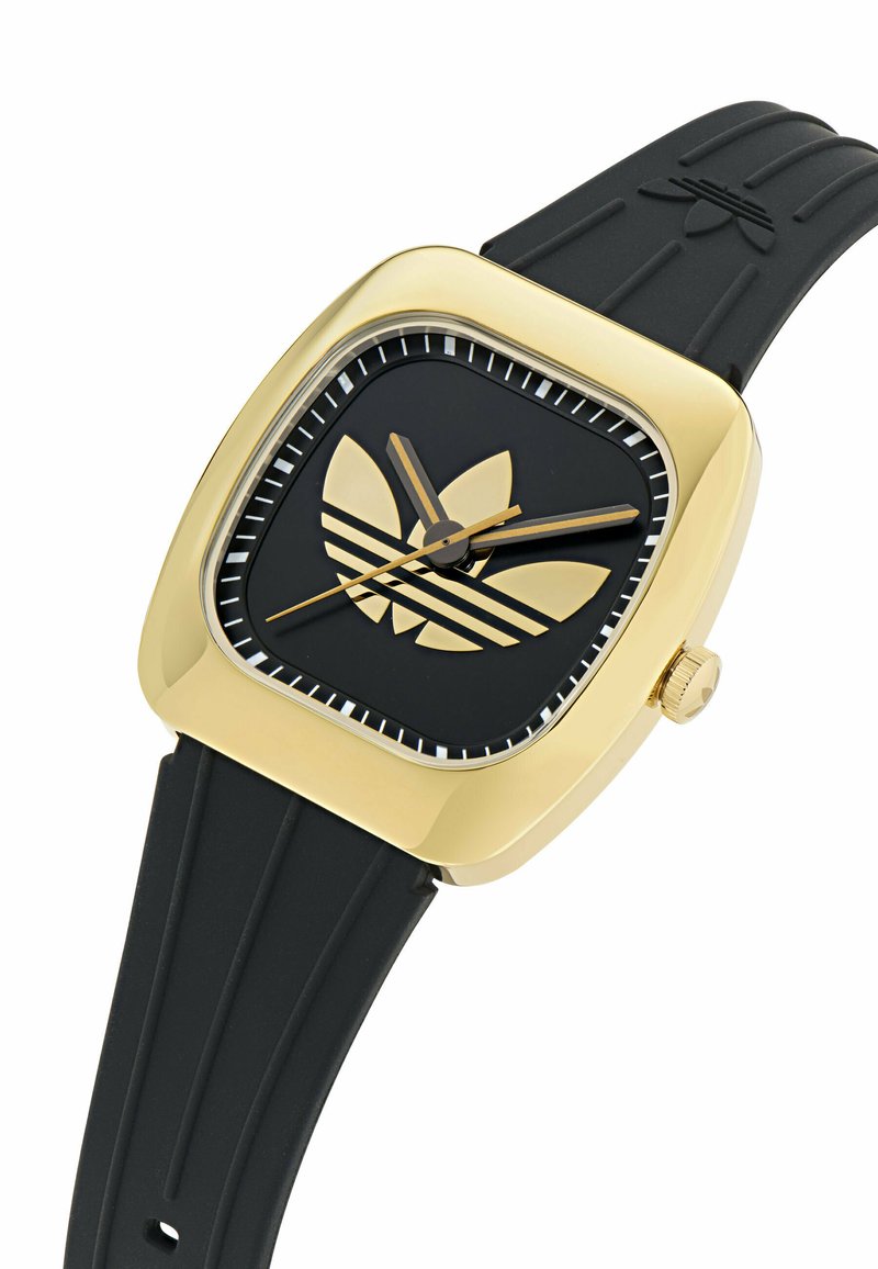 Quadratische goldene Armbanduhr mit schwarzem Zifferblatt, goldenen Zeigern, Adidas-Logo auf dem Zifferblatt und schwarzem Silikonarmband mit Logodetail.