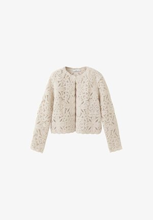 Kremowy, długi sweter na szydełku z wzorem kwiatowej koronki i falistymi brzegami, otwarty z przodu z okrągłym dekoltem.