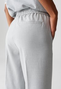 OPUS MID RISE CROPPED RELAXED FIT  - Pantalon classique - hazy fog melange