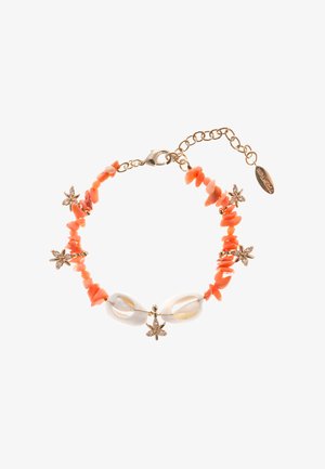 Bracelet en corail, coquillages et éclats dorés, avec des détails en forme d'étoile et une fermeture à fermoir mousqueton. Design texturé et coloré.