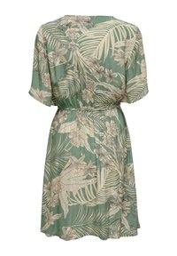 Vestido de manga corta en tejido verde con un patrón de flores y hojas, cintura ceñida y forma suelta y fluida.