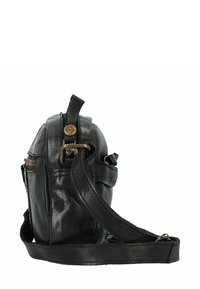 Schwarze Leder-Umhängetasche mit runder Form, ausgestattet mit einem Reißverschluss, verstellbarem Tragegurt und Messing-Akzenten.