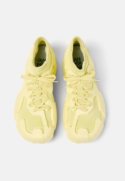 Sneakers giallo lime con sovrapposizioni in rete e gomma, dotati di suole spesse, punta arrotondata e design lacciato. Piccolo logo all'interno.