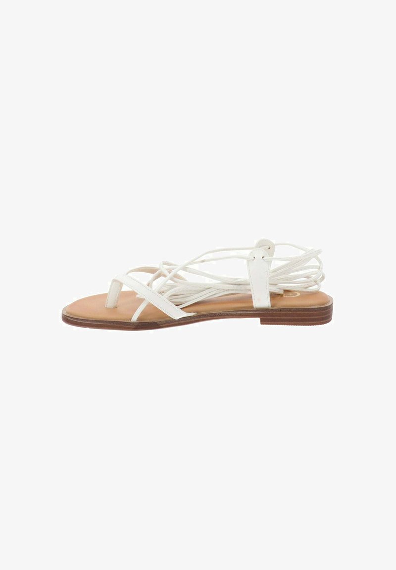 Sandali piatti bianchi con design a strisce, materiale in pelle, una soletta beige liscia e una suola bassa marrone per stabilità.