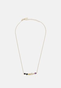 Gouden ketting met een slanke schakel en een handsilhouet, versierd met vier edelstenen in paars, groen, blauw en geel.