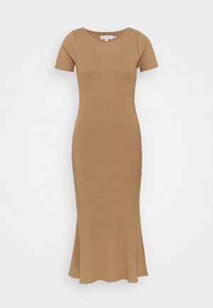 Vestido midi ajustado de canalé en color marrón claro. Mangas cortas, escote redondo y aberturas laterales en el dobladillo para facilitar el movimiento.