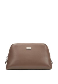 Hnědý syntetický kosmetický sáček s hladkým povrchem, zakřiveným tvarem, stříbrným logem a zapínáním na zip. Kompaktní a praktický design.