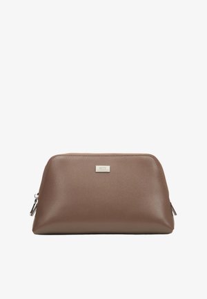 Hnědý syntetický kosmetický sáček s hladkým povrchem, zakřiveným tvarem, stříbrným logem a zapínáním na zip. Kompaktní a praktický design.
