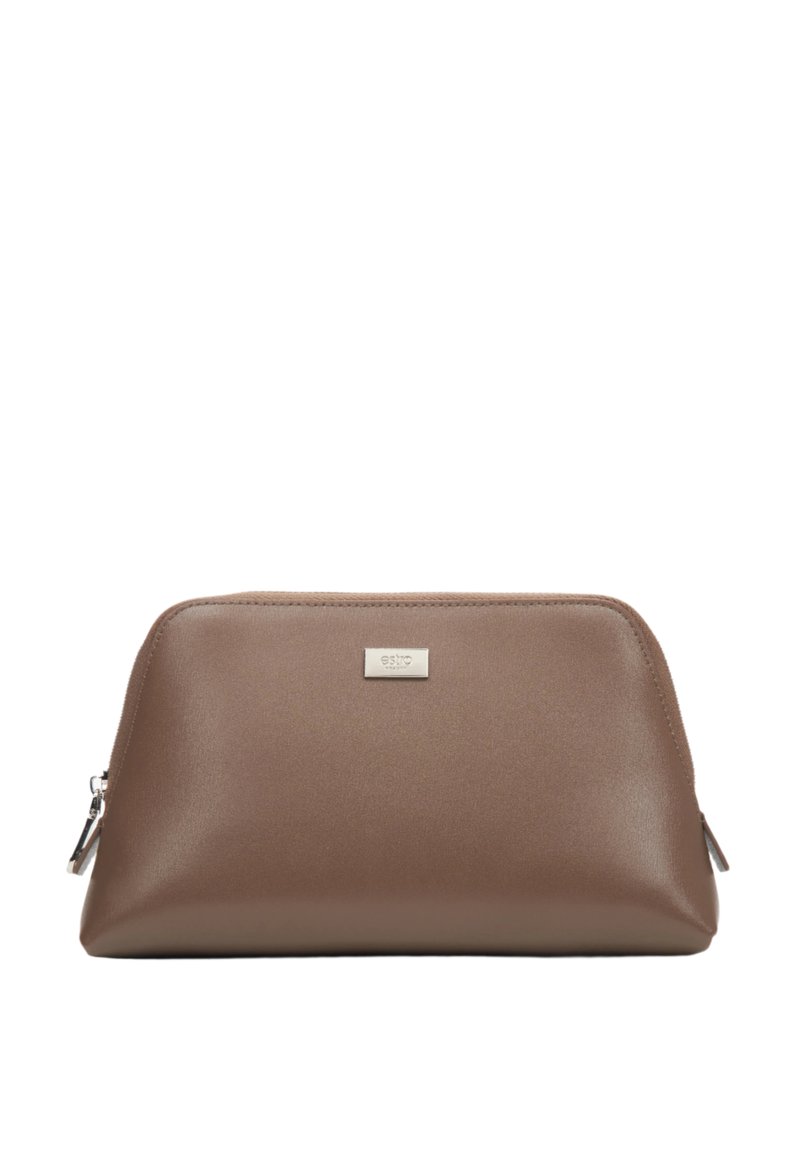 Hnědý syntetický kosmetický sáček s hladkým povrchem, zakřiveným tvarem, stříbrným logem a zapínáním na zip. Kompaktní a praktický design.