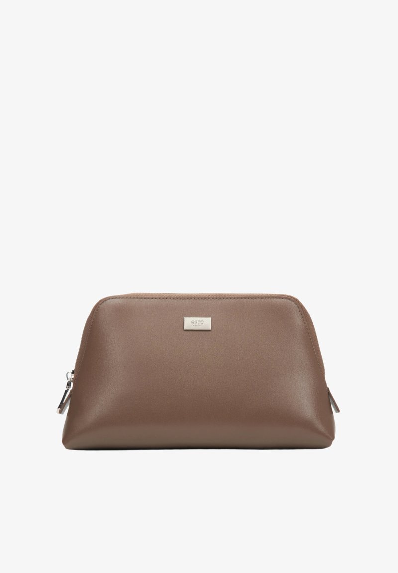 Hnědý syntetický kosmetický sáček s hladkým povrchem, zakřiveným tvarem, stříbrným logem a zapínáním na zip. Kompaktní a praktický design.