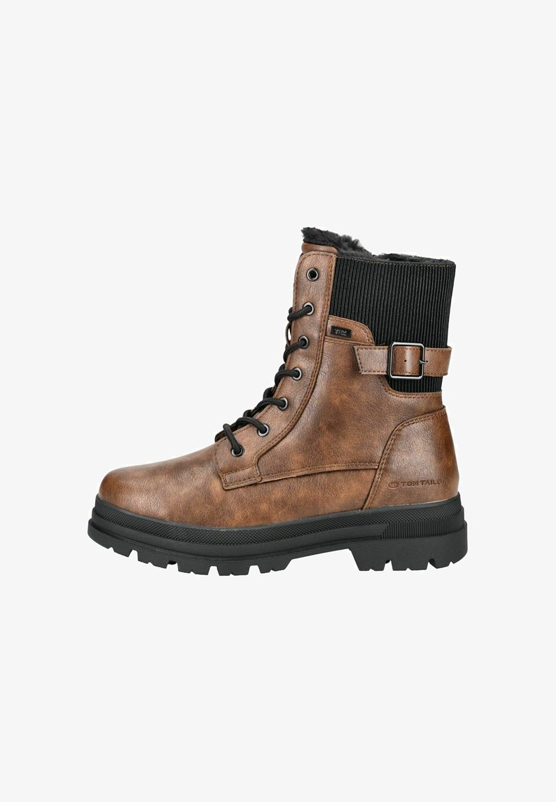 Bottes en faux cuir marron avec une finition texturée. Elles présentent un revers côtelé noir, des œillets en métal et un accent de boucle. Semelle en caoutchouc noir épais.