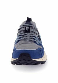 Baskets bleu et grises avec un dessus texturé, incluant des matériaux en mesh et en daim, des lacets à motifs et une semelle intermédiaire blanche mouchetée.