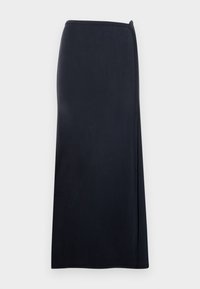 Lång svart kjol i slät tyg, med en asymmetrisk omslagdesign och en sidoveck, samt en subtil lyster.