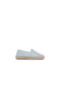Espadrilles azul claro con un upper textil brillante, punta redondeada y suela de yute trenzado. Textura suave, diseño fácil de poner.