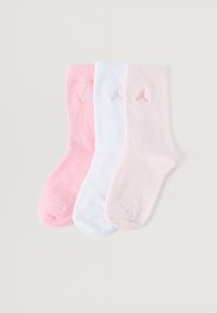 Drei Paar knöchellange Socken, weicher Stoff, in hellrosa, weiß und pastellrosa mit kleinen gestickten Logos.