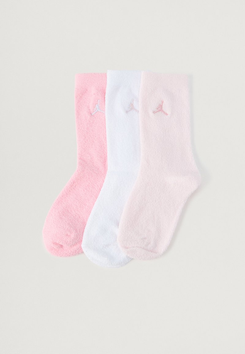 Drei Paar knöchellange Socken, weicher Stoff, in hellrosa, weiß und pastellrosa mit kleinen gestickten Logos.