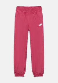 Nike trenirke u vibrantnoj ružičastoj boji, izrađene od laganog materijala. Imaju elastičnu struk i manžete na rubovima, s bijelim logotipom kao akcentom.