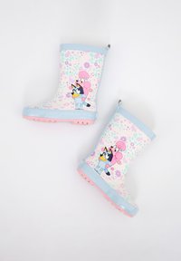 Bottes de pluie pour enfants avec semelles roses et bordure bleu clair, décorées de motifs floraux et de personnages de dessins animés en rose et bleu.