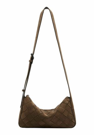 Borsa a tracolla in camoscio marrone con design intrecciato, forma curva, tracolla regolabile e chiusura con zip. Texture morbida e dettagli minimalisti.