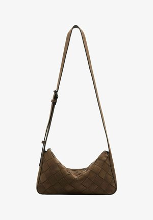 Borsa a tracolla in camoscio marrone con design intrecciato, forma curva, tracolla regolabile e chiusura con zip. Texture morbida e dettagli minimalisti.