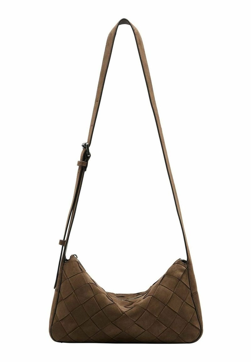 Brązowa torba na ramię zamszowa z plecionym wzorem, o zaokrąglonym kształcie, regulowanym paskiem i zamknięciem na zamek. Miękka faktura i minimalistyczne akcenty.