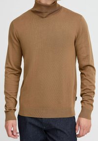 Suéter de cuello alto marrón con mangas largas, puños acanalados y dobladillo. Confeccionado en un material suave y liso. Diseño minimalista sin patrones ni acentos.