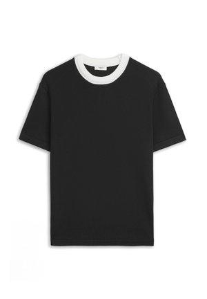 T-shirt nera a maniche corte con scollo rotondo bianco e design liscio e semplice, distesa.