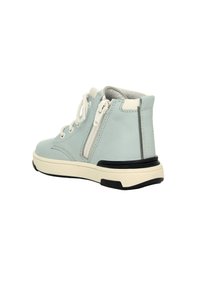 Sneaker alto blu chiaro con lacci bianchi, zip laterale, collo imbottito e suola bianca con accenti neri, vista posteriore inclinata.