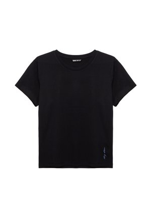 Czarny bawełniany t-shirt z okrągłym dekoltem i krótkimi rękawami. Posiada subtelny niebieski napis na dolnym prawym brzegu. Miękka textura.