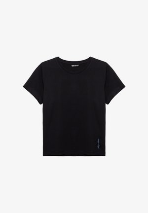 Czarny bawełniany t-shirt z okrągłym dekoltem i krótkimi rękawami. Posiada subtelny niebieski napis na dolnym prawym brzegu. Miękka textura.