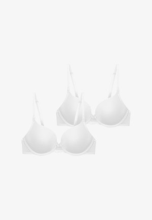 Zwei weiße BHs mit weichen Körbchen, verstellbaren Trägern und Spitzenbesatz entlang des Bands, mit glatter Textur und klassischem Design.