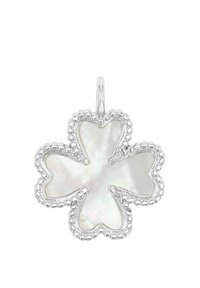 Pendente d'argento a forma di quadrifoglio con un centro in madreperla iridescente e liscia, circondato da un bordo decorativo di perline.
