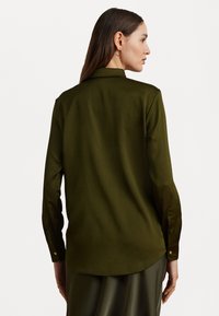 Lauren Ralph Lauren CLASSIC FIT SATIN CHARMEUSE SHIRT - Bluza z gumbi - botanic green