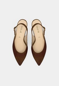 Καφέ σουέντ φλατ με μυτερή μύτη, λουράκι που στηρίζει τη φτέρνα με κατασκευή slingback, λουράκι στον αστράγαλο με χρυσό αγκράφα, μπεζ εσωτερική σόλα, μέγεθος 4½, μάρκα Gabor.