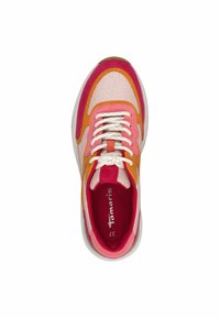 Adidași multicolori cu un superior din plasă roz și portocalie, cu șireturi albe și o talpă cu amortizare. Include accente contrastante.