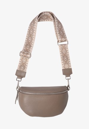 Hellbraune Lederumhängetasche in runder Form mit Reißverschluss und einem gemusterten Stoffgurt in Beige- und Brauntönen.