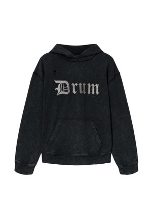 Zwarte hoodie van gestructureerde stof, met een voorzak en "Drum" in zilverkleurige borduursels over de borst.