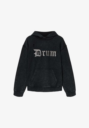 Sudadera negra con capucha hecha de tejido texturizado, con un bolsillo delantero y la palabra "Drum" bordada en plata en el pecho.
