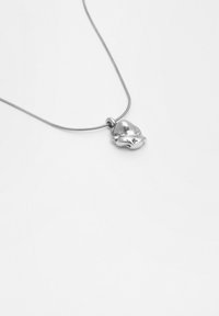 Silverhalsband med ett sl�ätt, rundat hänge som har en svag lyster, fäst vid en fin, flexibel kedja.