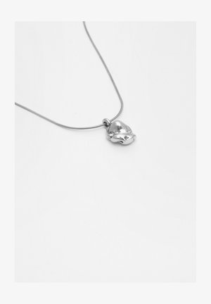 Sølv vedhængs-halskæde med en glat, rund charm med en let glans, der er fastgjort til en fin, fleksibel kæde.