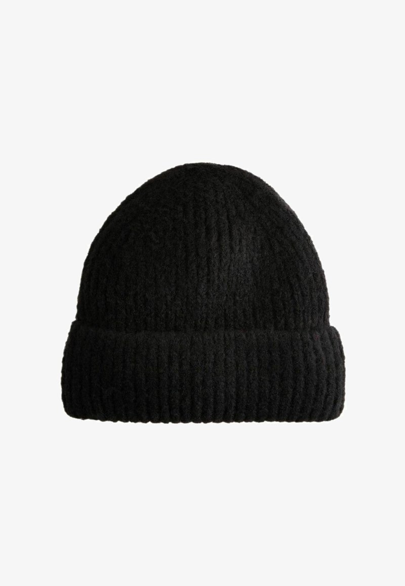 Bonnet en laine tricotée noire avec bord épais replié et texture côtelée sur fond blanc.