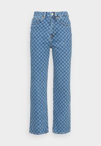 Jeans de mezclilla azul de talle alto con un patrón a cuadros, piernas rectas, diseño de cinco bolsillos y cierre de botón metálico.