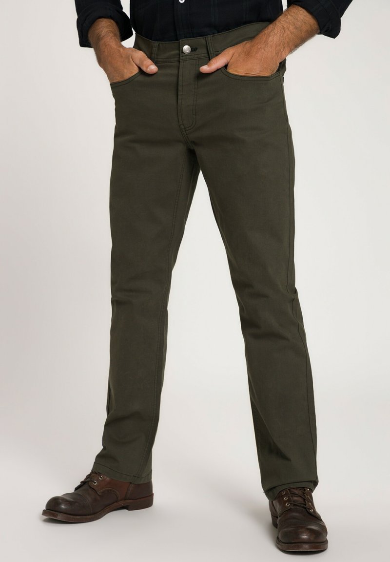 Pantalones de algodón verde oliva con corte recto, que cuentan con bolsillos frontales, cremallera y cierre de botón metálico. Textura suave.
