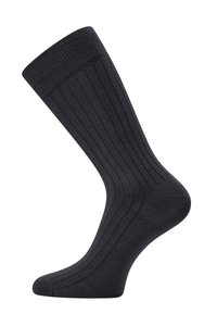 Calcetines negros acanalados con punta sin costura, hechos de una tela suave. Presentan un puño reforzado y una textura suave en todo su diseño.