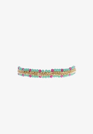 Bracelet de perles composé de perles turquoise et roses tissées avec une chaîne dorée, présentant un design texturé et un contraste de couleurs vives.