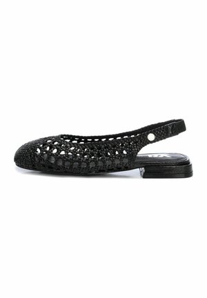 Zapato plano de tirante negro tejido con puntera redondeada, diseño de patrón abierto y un bajo tacón negro. Presenta una correa texturizada y un sutil acento de metal.