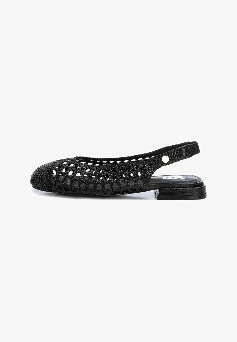 Zapato plano de tirante negro tejido con puntera redondeada, diseño de patrón abierto y un bajo tacón negro. Presenta una correa texturizada y un sutil acento de metal.