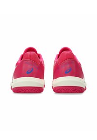Scarpe da ginnastica rosa con una parte superiore texturizzata, colletto imbottito e suola bianca con una presa a motivi. Marchio blu sul retro.